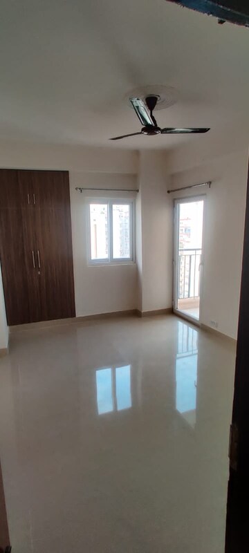 Room in 2 BHK Apartment at Amrapali Golf Homes, Sector 4, Greater Noida – for Rent