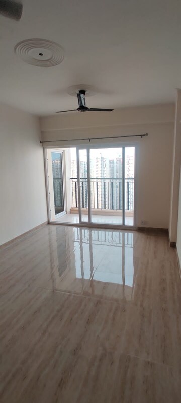 Room in 2 BHK Apartment at Amrapali Golf Homes, Sector 4, Greater Noida – for Rent
