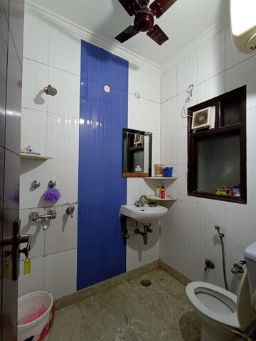 Attached Bathroom in 2.5 BHK Builder Floor at Paschim Vihar – for Rent