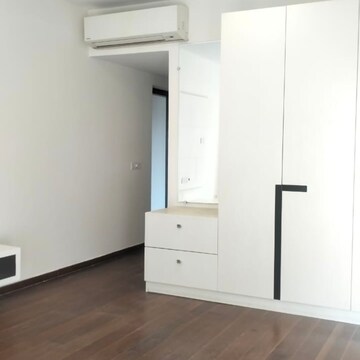 Room in 4 BHK Apartment at Tata Primanti-Executive Apartments, Dhani – for Rent