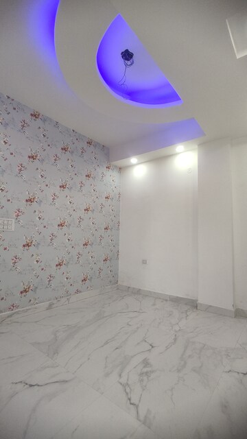 Room in 3 BHK Apartment at Sector 73 – for Sale