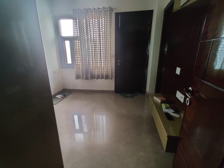 Room, rohini sector 11 3 Bedroom 1200 Sq.Ft. Builder Floor In Rohini Sector 11 Delhi 8373970