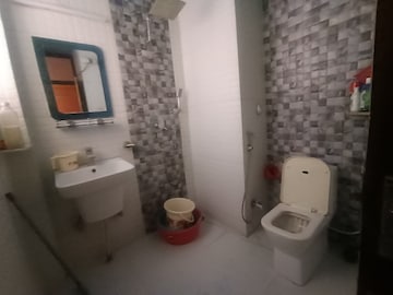 Bathroom in 3.5 BHK Apartment at Bailey Road – for Rent