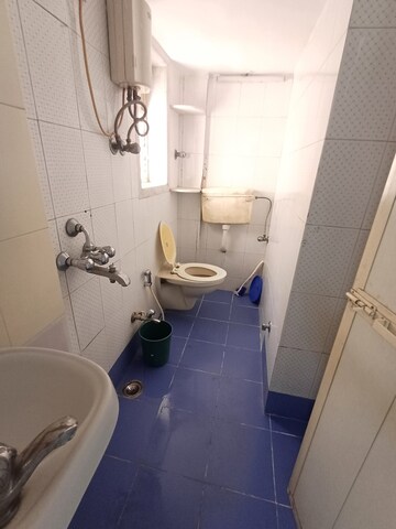 Master Bedroom in 2 BHK Apartment at Jogeshwari East – for Rent