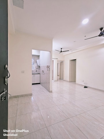 Room in 2 BHK Apartment at Gaur City 2 - 14th Avenue, Sector 16c Greater Noida – for Rent