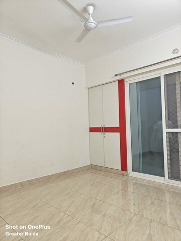 Room in 3 BHK Apartment at Gaur City 7th Avenue, Sector 4, Greater Noida – for Rent