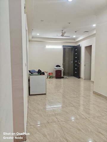 Room in 3 BHK Apartment at Gaur City 7th Avenue, Sector 4, Greater Noida – for Rent