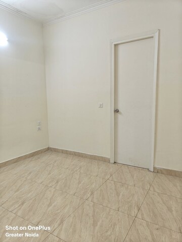 Room in 2 BHK Apartment at Gaur City 7th Avenue, Sector 4, Greater Noida – for Rent