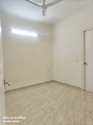 Room in 2 BHK Apartment at Gaur City 7th Avenue, Sector 4, Greater Noida – for Rent