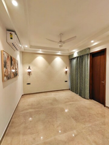 Room in 4 BHK Builder Floor at SS Southend Floors, South City 2 – for Sale