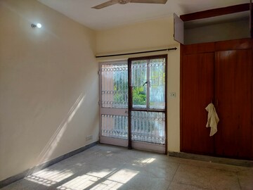 Room in 2 BHK Apartment at Sarita Vihar – for Rent