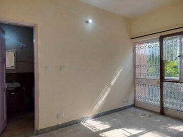 Room in 2 BHK Apartment at Sarita Vihar – for Rent