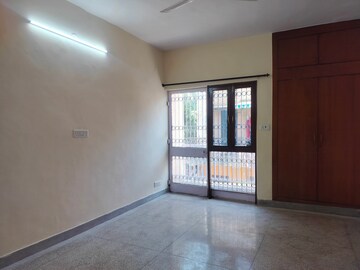 Room in 2 BHK Apartment at Sarita Vihar – for Rent