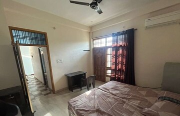 Living Room in 1 BHK Apartment at Aliganj – for Rent