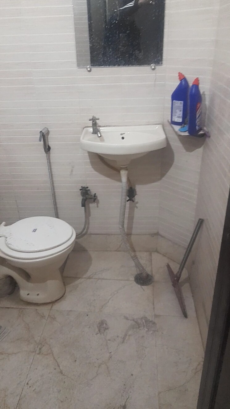 Bathroom, mayur vihar phase 1 2.5 Bedroom 700 Sq.Ft. Builder Floor In Mayur Vihar Phase 1 Delhi 8374713