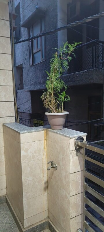 Master Bedroom in 2 BHK Builder Floor at Arjun Nagar – for Rent