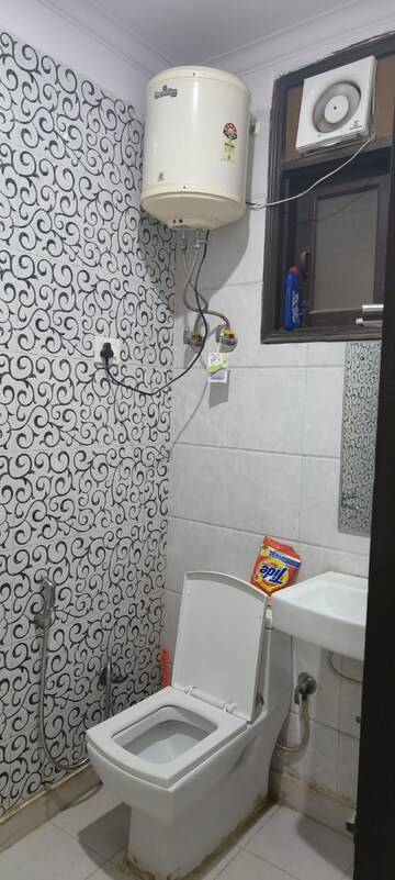 Master Bedroom in 2 BHK Builder Floor at Arjun Nagar – for Rent