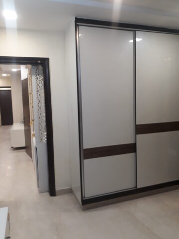 Furnished Amenities in 3.5 BHK Builder Floor at Paschim Vihar – for Rent