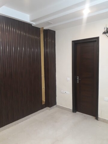 Room in 3.5 BHK Builder Floor at Paschim Vihar – for Rent