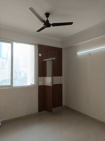 Room in 3 BHK Apartment at Amrapali Golf Homes, Sector 4, Greater Noida – for Rent