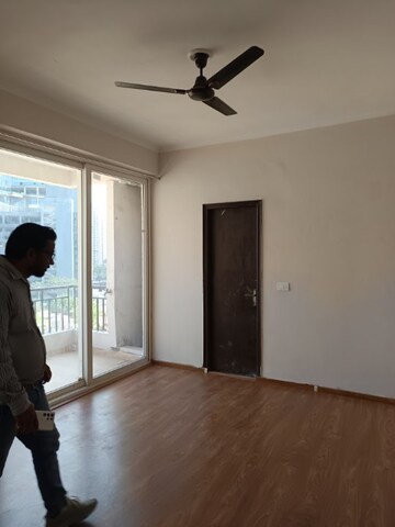 Room in 3 BHK Apartment at Amrapali Golf Homes, Sector 4, Greater Noida – for Rent