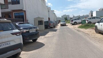 Parking in 3 BHK Builder Floor at Noida Expressway – for Sale