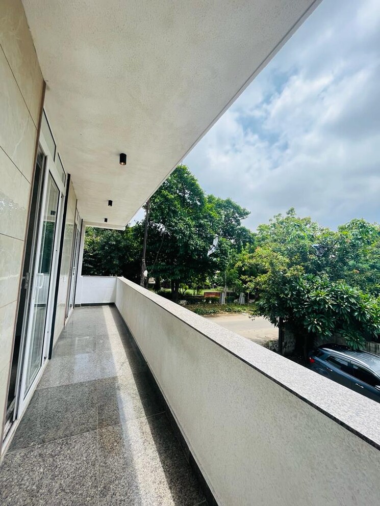 Balcony, vipul-world-floors 3 Bedroom 192 Sq.Yd. Builder Floor In Sector 48 Gurgaon 8375155