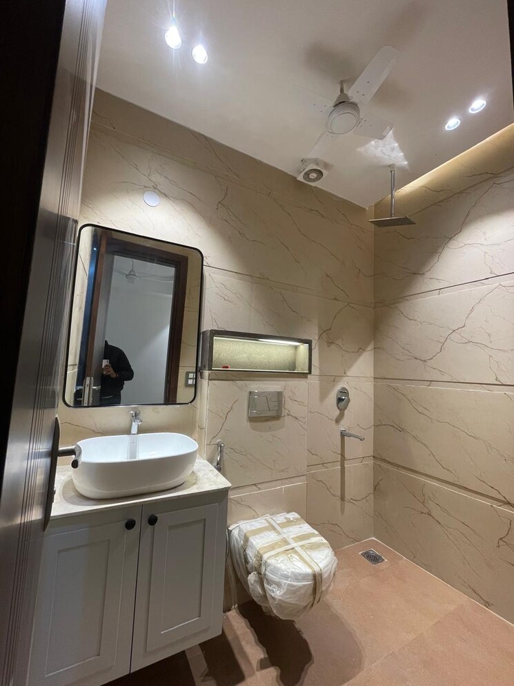 Bathroom, vipul-world-floors 3 Bedroom 192 Sq.Yd. Builder Floor In Sector 48 Gurgaon 8375155