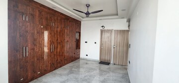 Room in 4 BHK Apartment at Amarpali Exotica, Sector 50 – for Sale