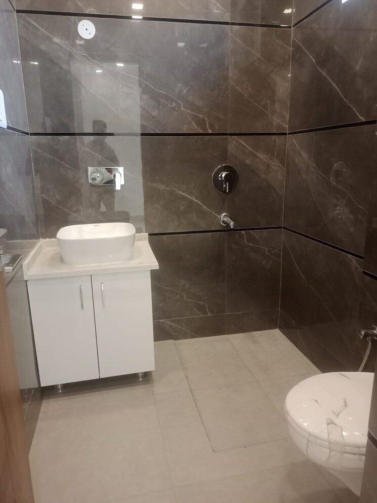 Bathroom, bptp-district-phase-2 3 Bedroom 1350 Sq.Ft. Builder Floor In Sector 84 Faridabad 8375296