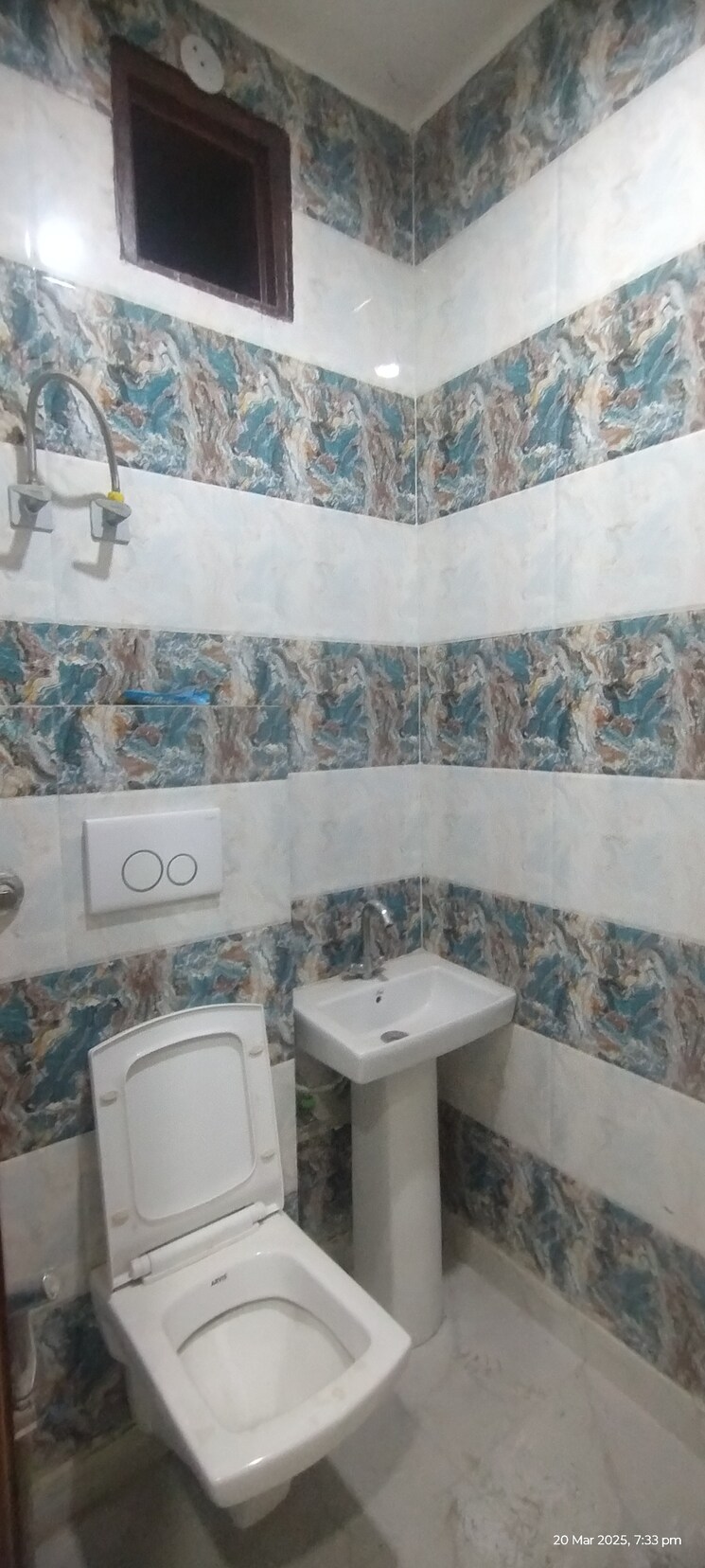 Bathroom, uttam nagar 3 Bedroom 900 Sq.Ft. Builder Floor In Uttam Nagar Delhi 8375339