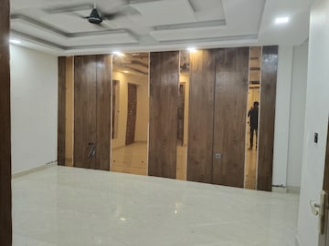 Room in 3 BHK Builder Floor at Sector 43 – for Sale