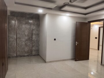 Room in 3 BHK Builder Floor at Sector 43 – for Sale