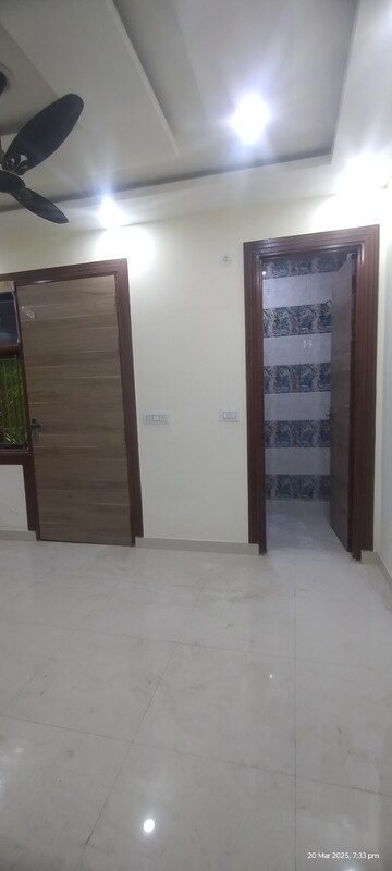 Furnished Amenities in 3 BHK Builder Floor at Uttam Nagar – for Rent
