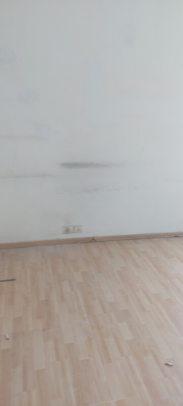 Room in 3.5 BHK Apartment at Unitech Uniworld Gardens, Sector 47 – for Rent