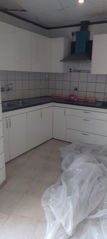 Bathroom in 3.5 BHK Apartment at Unitech Uniworld Gardens, Sector 47 – for Rent