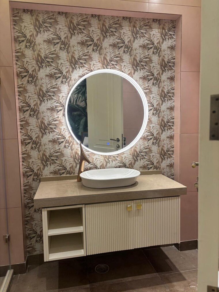 Bathroom, khan market 4 Bedroom 2400 Sq.Ft. Apartment In Khan Market Delhi 8375492