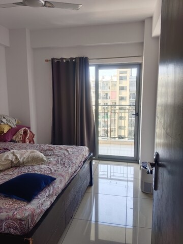 Room in 2 BHK Apartment at Gulshan Bellina, Sector 16 Greater Noida – for Rent