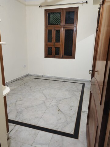Room in 2.5 BHK Builder Floor at Krishna Nagar – for Rent