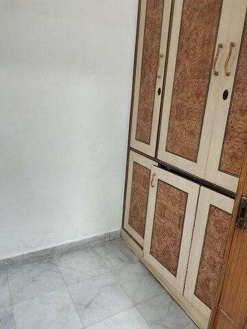 Room in 2.5 BHK Builder Floor at Krishna Nagar – for Rent