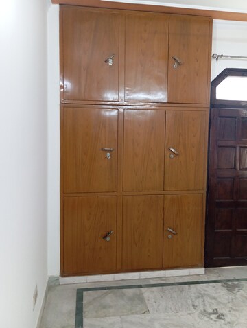 Furnished Amenities in 2.5 BHK Builder Floor at Krishna Nagar – for Rent