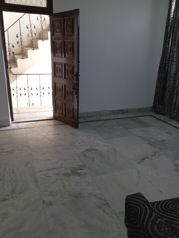 Furnished Amenities in 2.5 BHK Builder Floor at Krishna Nagar – for Rent
