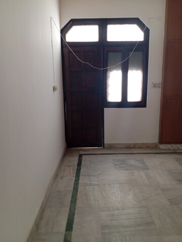 Room in 2.5 BHK Builder Floor at Krishna Nagar – for Rent