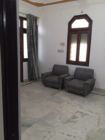 Furnished Amenities in 2.5 BHK Builder Floor at Krishna Nagar – for Rent