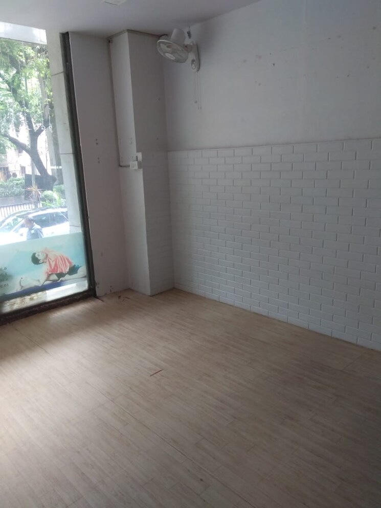 Room, andheri west Commercial Showroom 500 Sq.Ft. In Andheri West Mumbai 8375786
