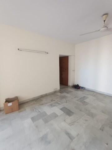 Room in 2 BHK Apartment at DLF Silver Oaks, Sector 26 – for Sale