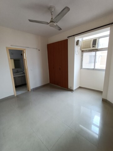 Room in 2 BHK Apartment at DLF Silver Oaks, Sector 26 – for Sale