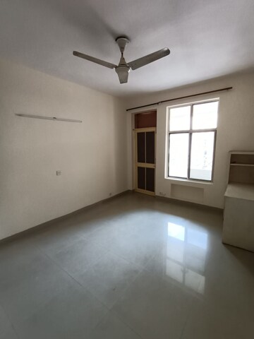 Room in 2 BHK Apartment at DLF Silver Oaks, Sector 26 – for Sale