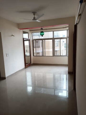 Room in 2 BHK Apartment at DLF Silver Oaks, Sector 26 – for Sale