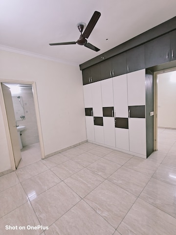 Room in 2 BHK Builder Floor at Gaur City 2 - 14th Avenue, Sector 16c Greater Noida – for Rent